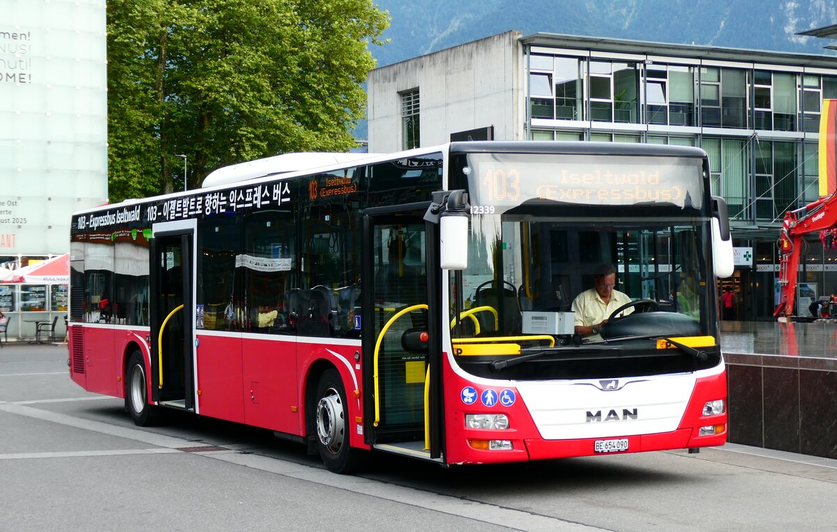 (279'236) - PostAuto Bern - BE 654'090/PID 12'339 - MAN (ex Dr. Richard, A-Wien Nr. 1419) am 19. August 2025 beim Bahnhof Interlaken Ost