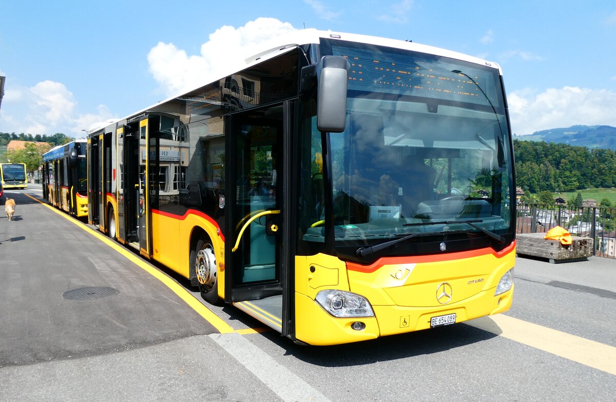(279'274) - PostAuto Bern - BE 654'089/PID 11'403 - Mercedes am 22. August 2025 beim Bahnhof Spiez