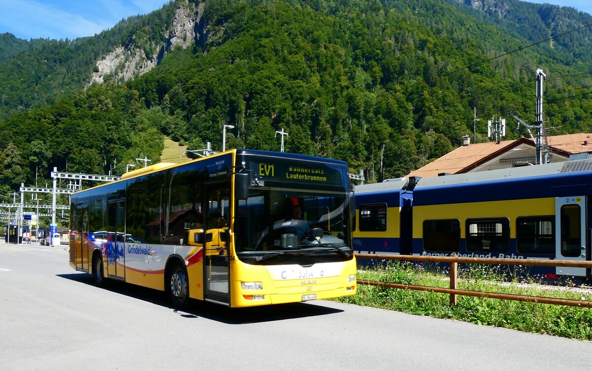 (279'349) - GrindelwaldBus, Grindelwald - Nr. 24/BE 364'408 - MAN/Gppel am 25. August 2025 beim Bahnhof Zweiltschinen