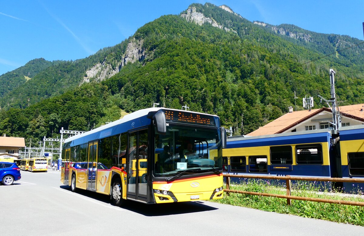 (279'352) - PostAuto Bern - BE 560'403/PID 11'936 - Solaris am 25. August 2025 beim Bahnhof Zweiltschinen