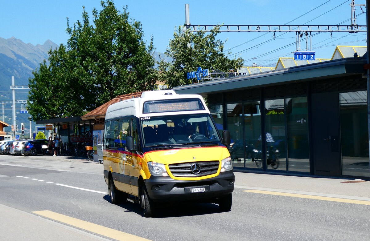 (279'371) - PostAuto Bern - BE 472'866/PID 10'284 - Mercedes am 25. August 2025 beim Bahnhof Wilderswil