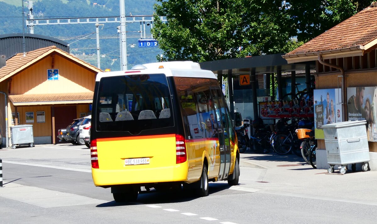 (279'372) - PostAuto Bern - BE 538'988/PID 10'257 Mercedes (ex PostAuto Graubnden; ex PostAuto Zentralschweiz Nr. 201; ex PostAuto Zentralschweiz Nr. 31; ex PostAuto Zentralschweiz Nr. 21; ex Thepra, Stans Nr. 21) am 25. August 2025 beim Bahnhof Wilderswil