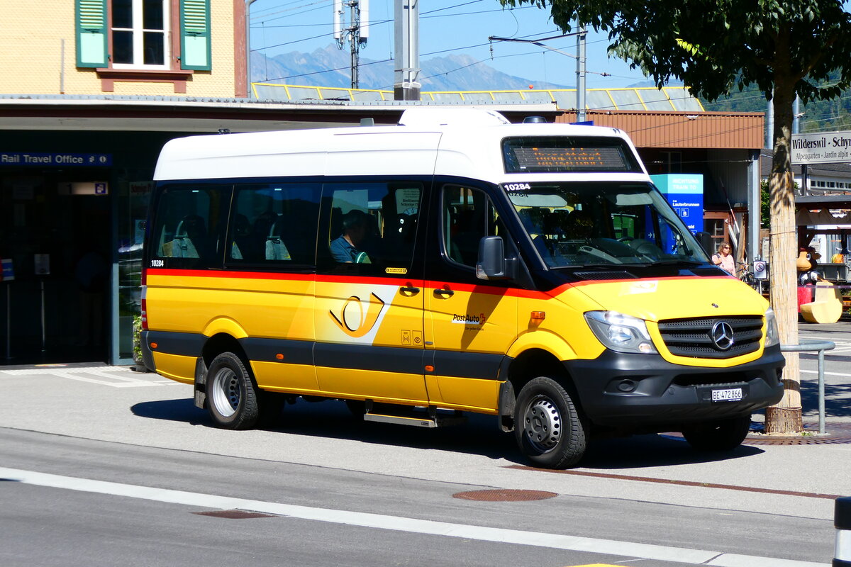 (279'373) - PostAuto Bern - BE 472'866/PID 10'284 - Mercedes am 25. August 2025 beim Bahnhof Wilderswil