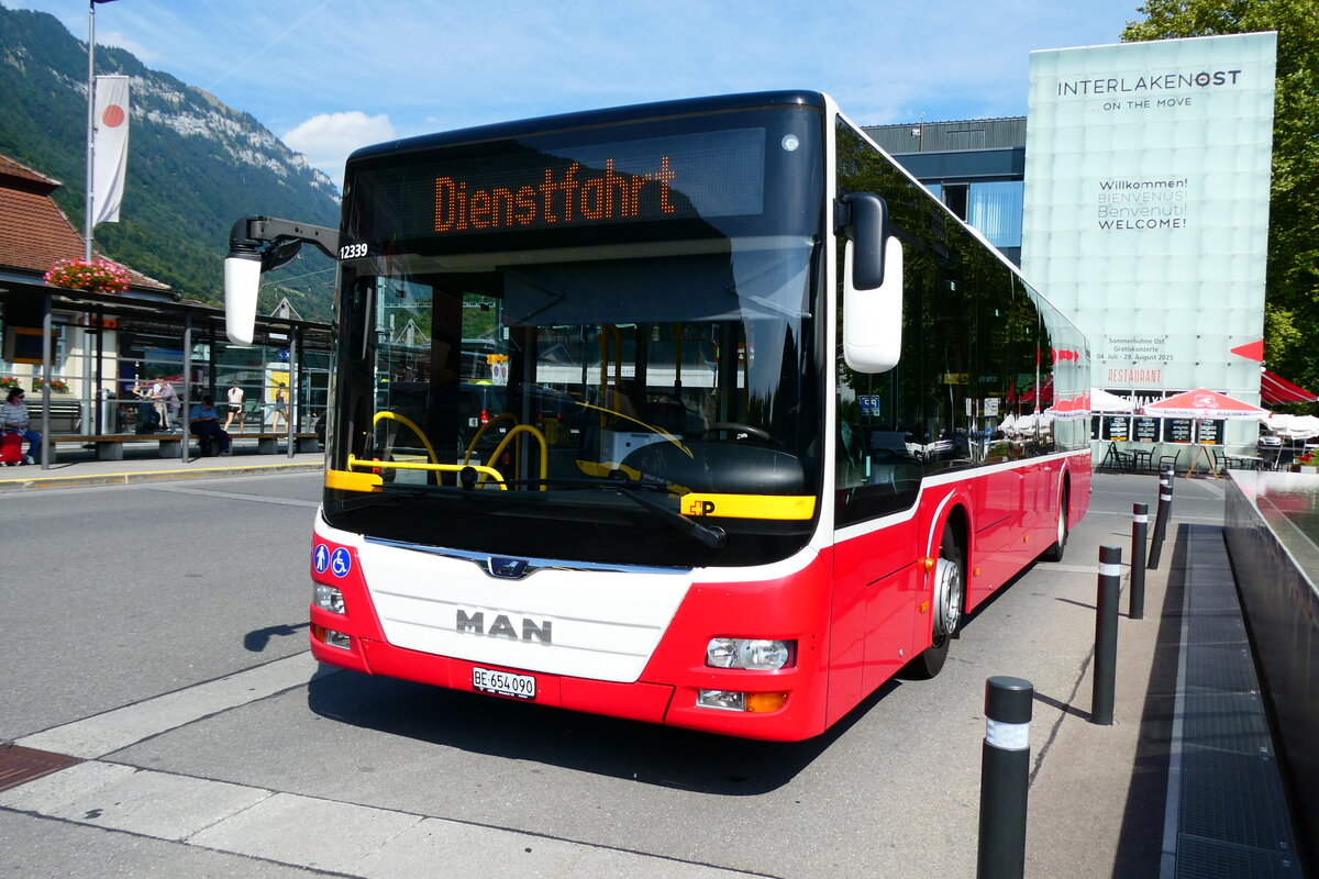 (279'461) - PostAuto Bern - BE 654'090/PID 12'339 - MAN (ex Dr. Richard, A-Wien Nr. 1419) am 26. August 2025 beim Bahnhof Interlaken Ost