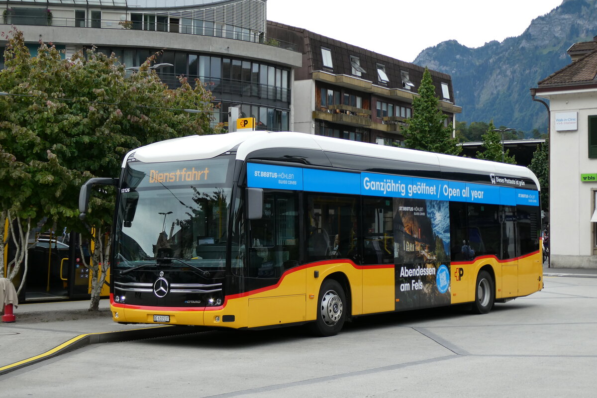 (279'880) - PostAuto Bern - BE 610'537/PID 12'126 - eMercedes am 4. September 2025 beim Bahnhof Interlaken West