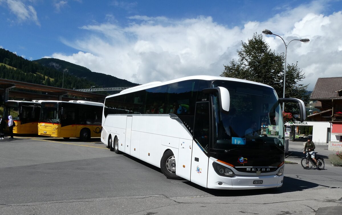 (279'896) - Giromundo, Zrich - ZH 789'863 - Setra am 5. September 2025 beim Bahnhof Gstaad