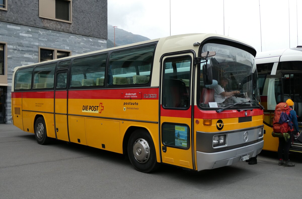 (280'070) - Buzzi, Bern - BE 910'789 - Mercedes (ex Mattli, Wassen/PID 2295) am 8. September 2025 in Andermatt, Bahnhofplatz
