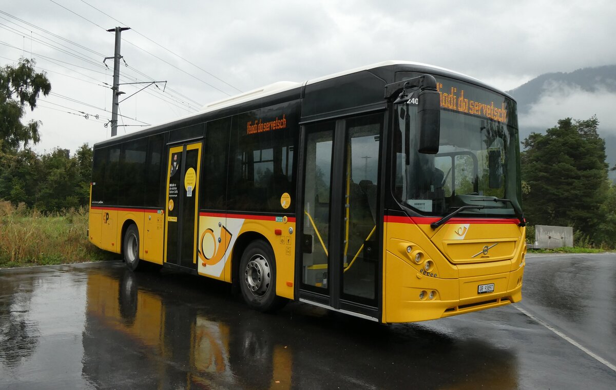 (280'091) - PostAuto Graubnden - GR 93'897/PID 11'240 - Volvo (ex Nr. 13; ex Fontana, Ilanz Nr. 13; ex Bundi, Disentis) am 9. September 2025 beim Bahnhof Ilanz