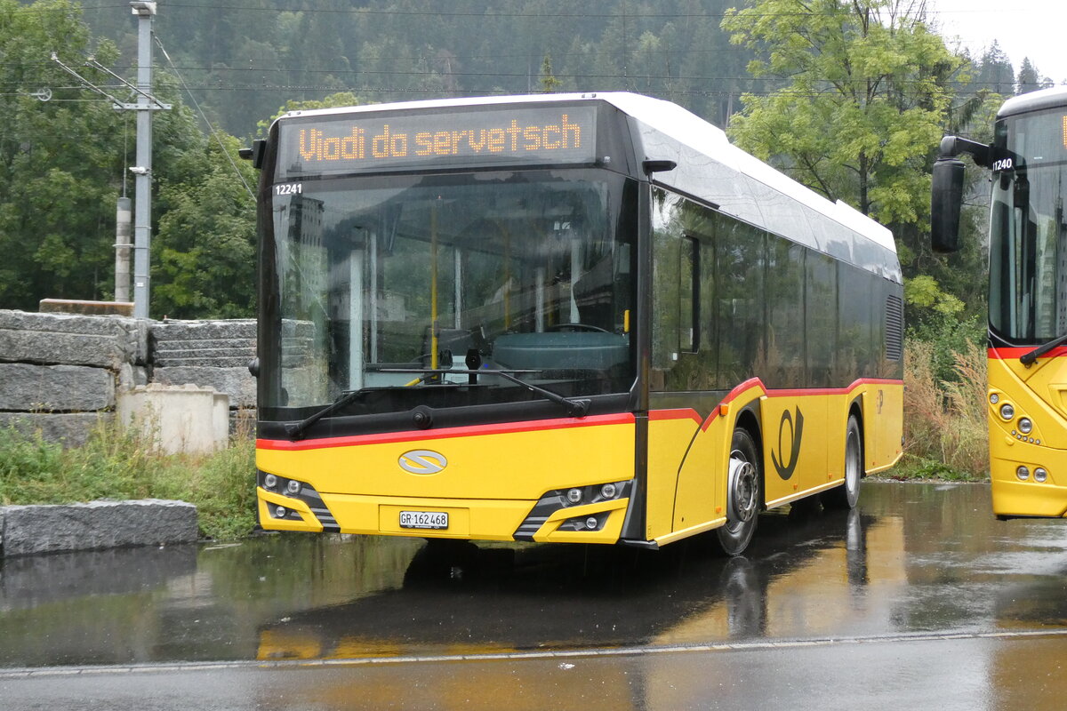 (280'095) - PostAuto Graubnden - GR 162'468/PID 12'241 - Solaris am 9. September 2025 beim Bahnhof Ilanz