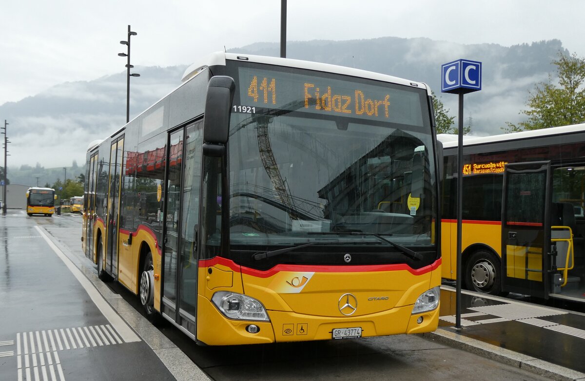 (280'105) - PostAuto Graubnden - GR 43'774/PID 11'921 - Mercedes am 9. September 2025 beim Bahnhof Ilanz
