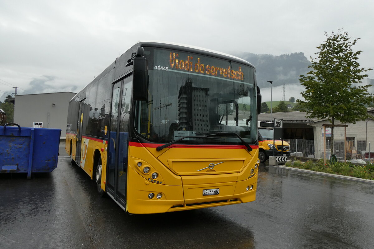 (280'113) - PostAuto Graubnden - GR 162'982/PID 10'449 - Volvo (ex Nr. 4; ex Fontana, Ilanz Nr. 4) am 9. September 2025 beim Bahnhof Ilanz