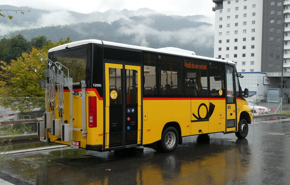 (280'114) - PostAuto Graubnden - GR 100'381/PID 12'095 - Iveco/K-Bus am 9. September 2025 beim Bahnhof Ilanz