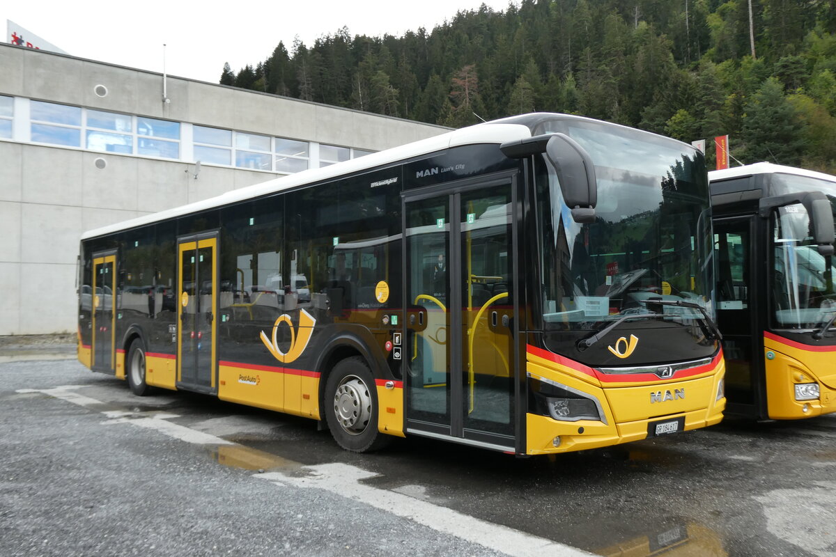 (280'205) - PostAuto Graubnden - GR 184'617/PID 11'933 - MAN am 9. September 2025 in Schluein, Garage