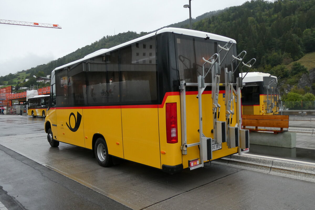 (280'219) - PostAuto Graubnden - GR 100'381/PID 12'095 - Iveco/K-Bus am 10. September 2025 beim Bahnhof Ilanz