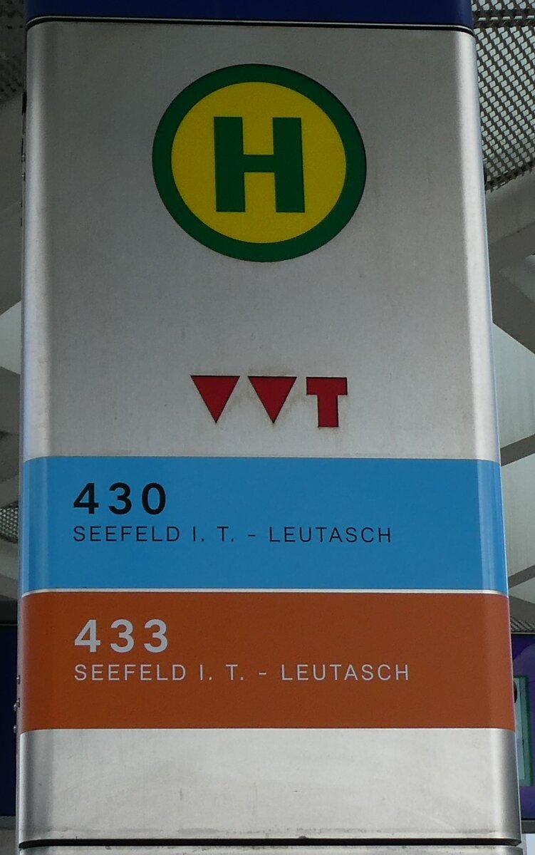 (280'447) - Bus-Haltestellenschild - Seefeld, Bahnhof - am 16. September 2025