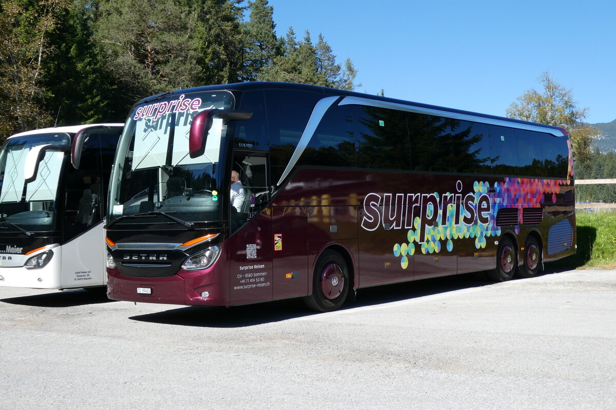 (280'620) - Aus der Schweiz: Surprise, Sommeri - TG 99'463 - Setra am 20. September 2025 in Seefeld, Reitstall