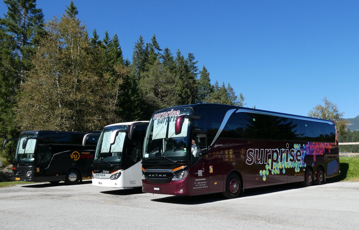 (280'621) - Aus der Schweiz: Surprise, Sommeri - TG 99'463 - Setra am 20. September 2025 in Seefeld, Reitstall