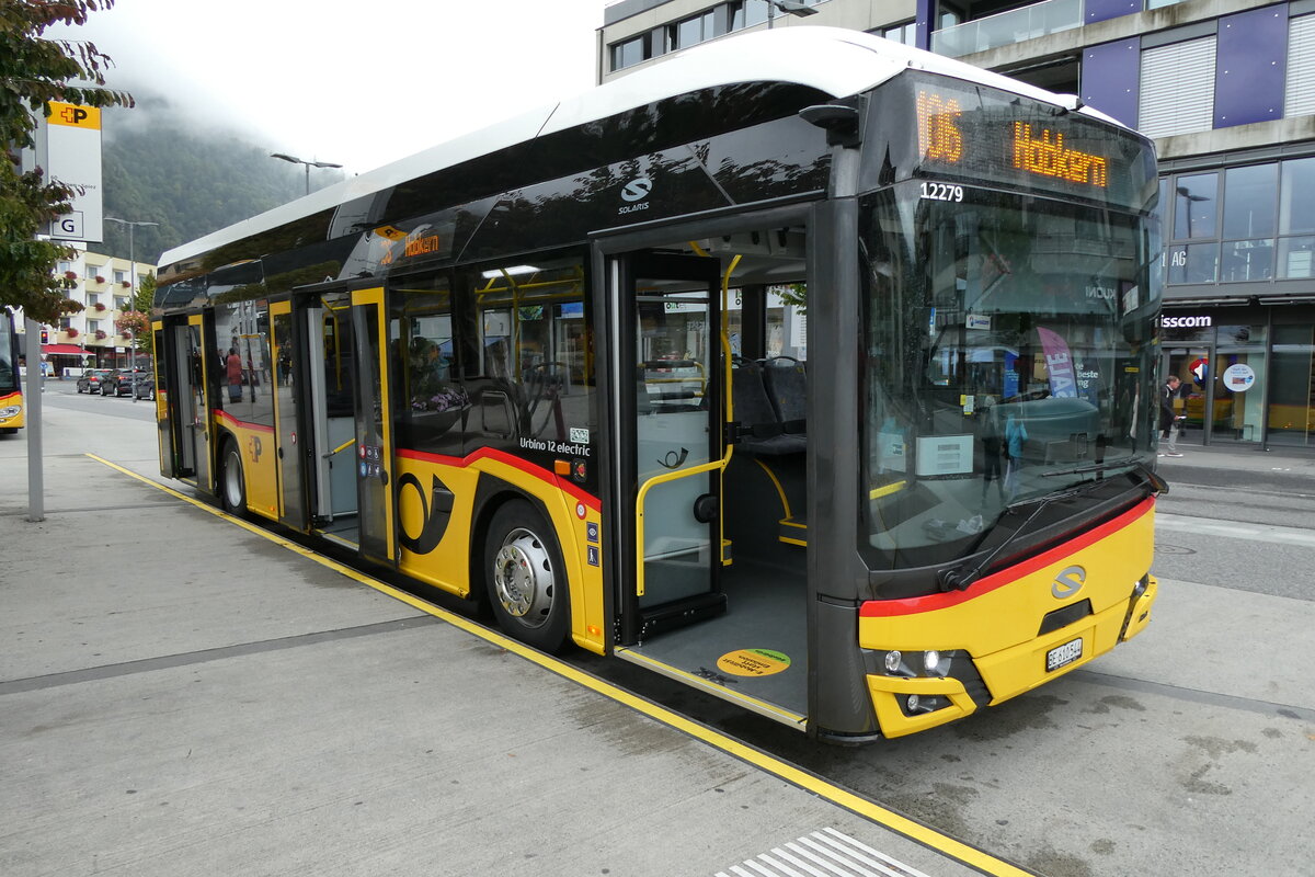(280'657) - PostAuto Bern - BE 610'544/PID 12'279 - eSolaris am 23. September 2025 beim Bahnhof Interlaken West
