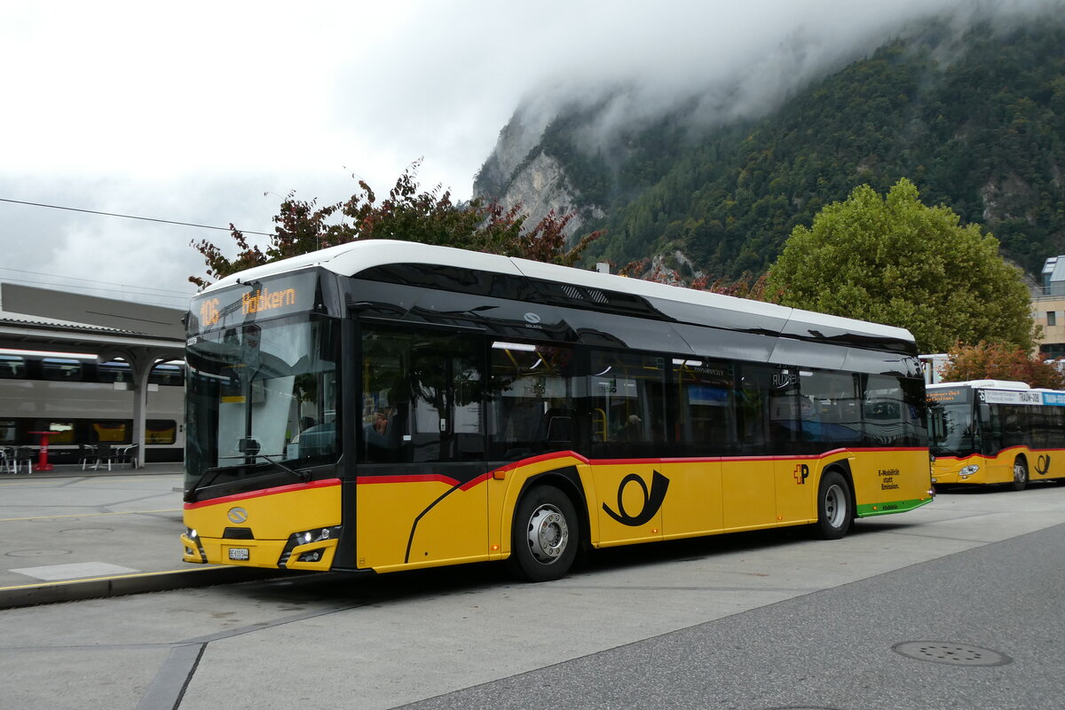 (280'659) - PostAuto Bern - BE 610'544/PID 12'279 - eSolaris am 23. September 2025 beim Bahnhof Interlaken West