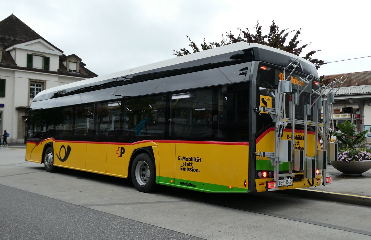 (280'660) - PostAuto Bern - BE 610'544/PID 12'279 - eSolaris am 23. September 2025 beim Bahnhof Interlaken West