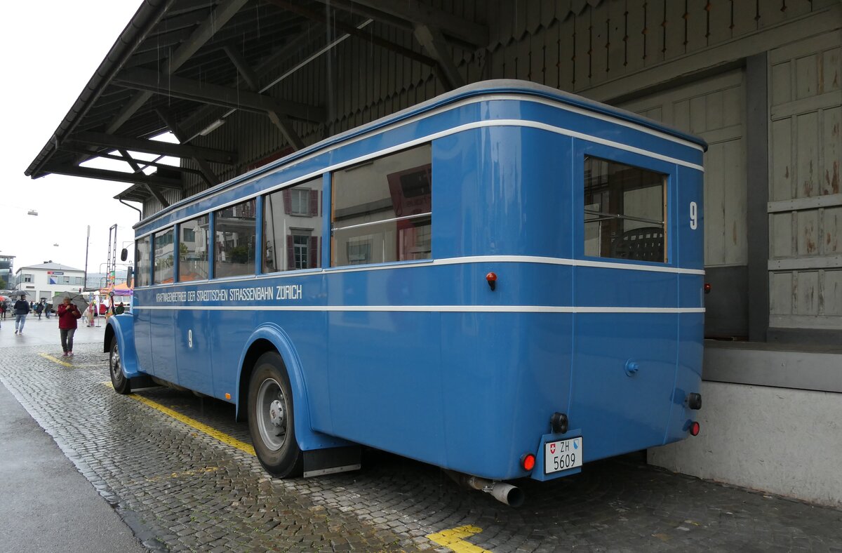 (280'693) - VBZ Zrich (TMZ) - Nr. 9/ZH 5609 - Saurer/SWS (ex Bamert, Wolleru; ex BBA Aarau Nr. 1; ex VBZ Zrich Nr. 209; ex VBZ Zrich Nr. 9) am 27. September 2025 beim Bahnhof Wdenswil