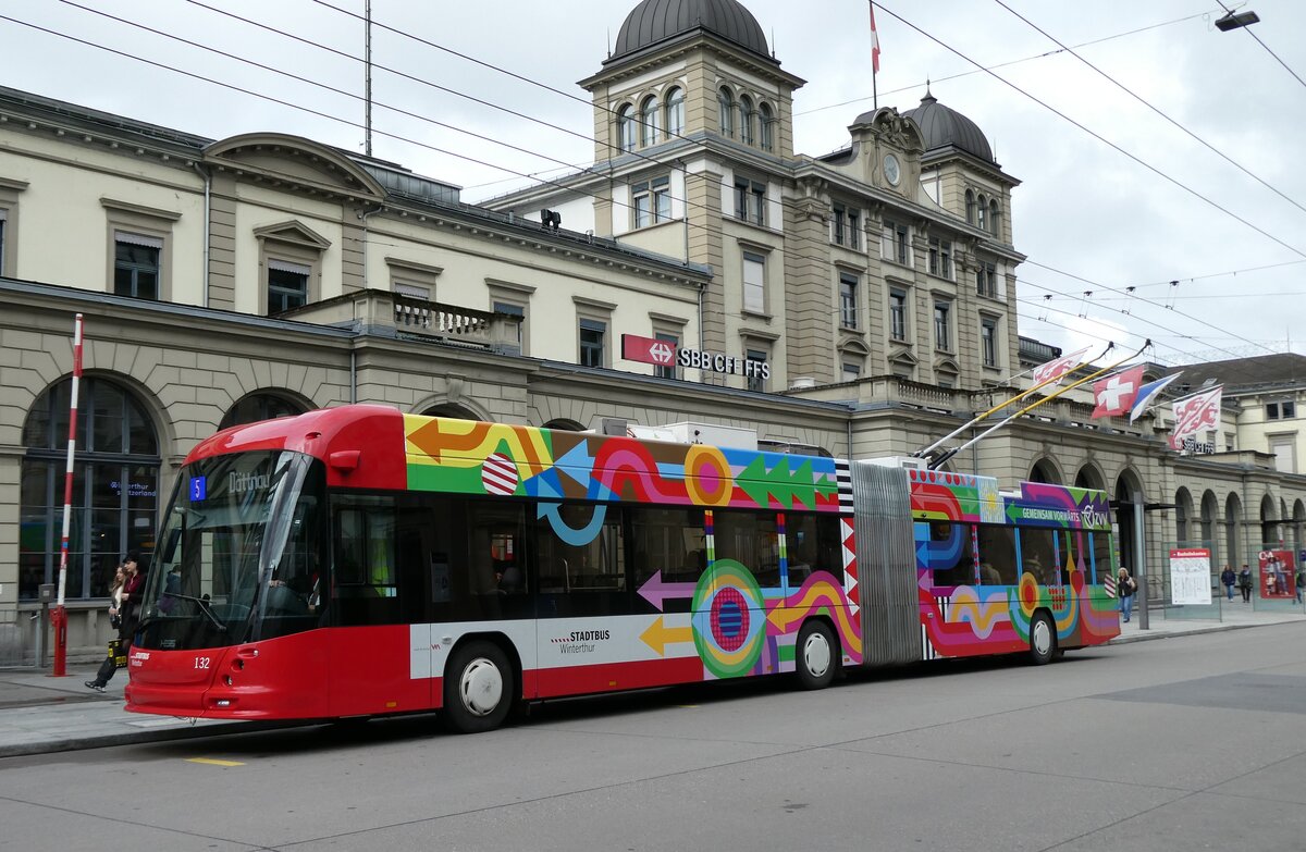 (280'811) - SW Winterthur - Nr. 132 - Hess/Hess Gelenktrolleybus am 27. September 2025 beim Hauptbahnhof Winterthur