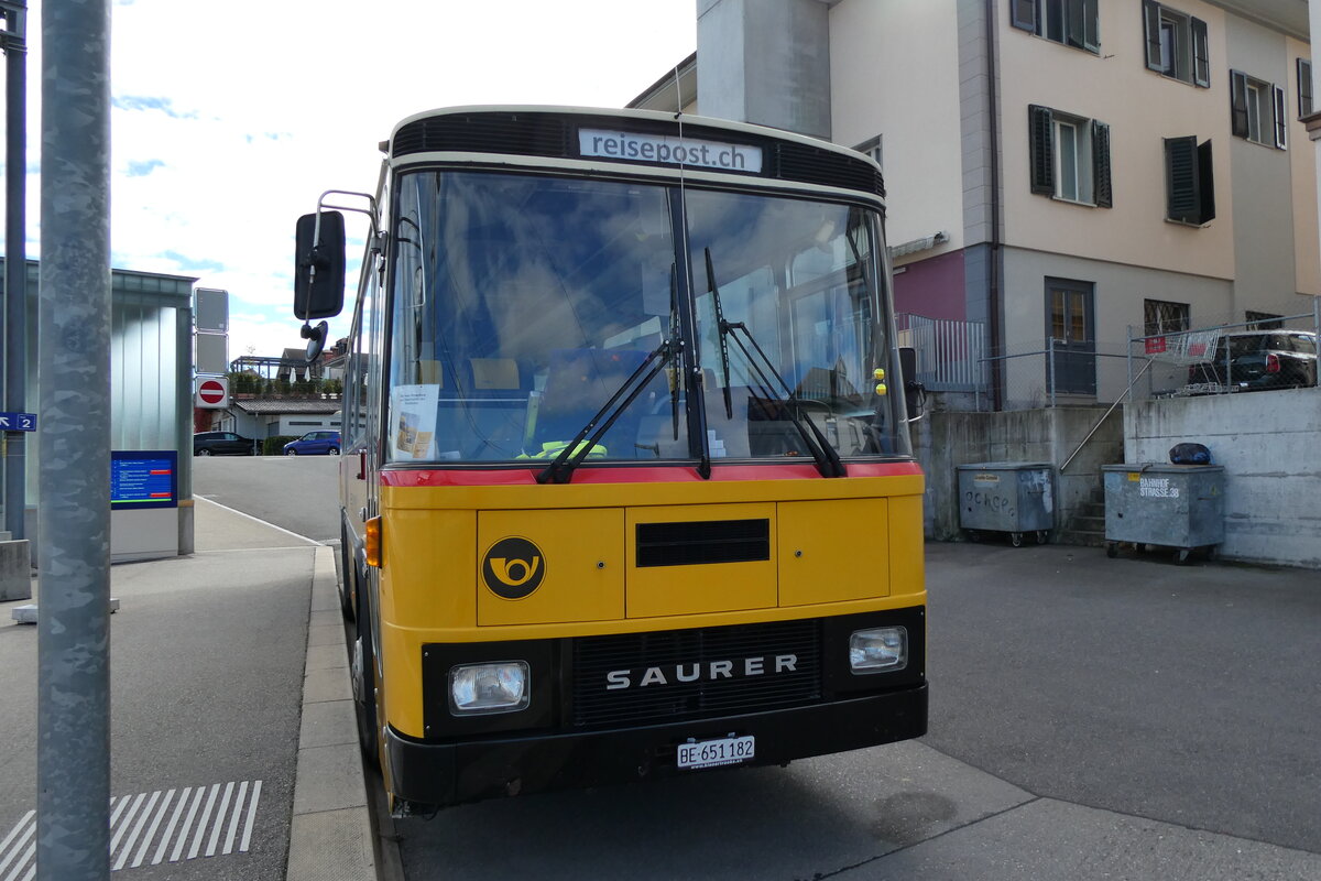 (280'950) - Bernair, Mnsingen - BE 651'182 - Saurer/Tscher (ex Schebath, Lauerz; ex Albin, Fllanden; ex Heim, Flums) am 4. Oktober 2025 beim Bahnhof Huttwil