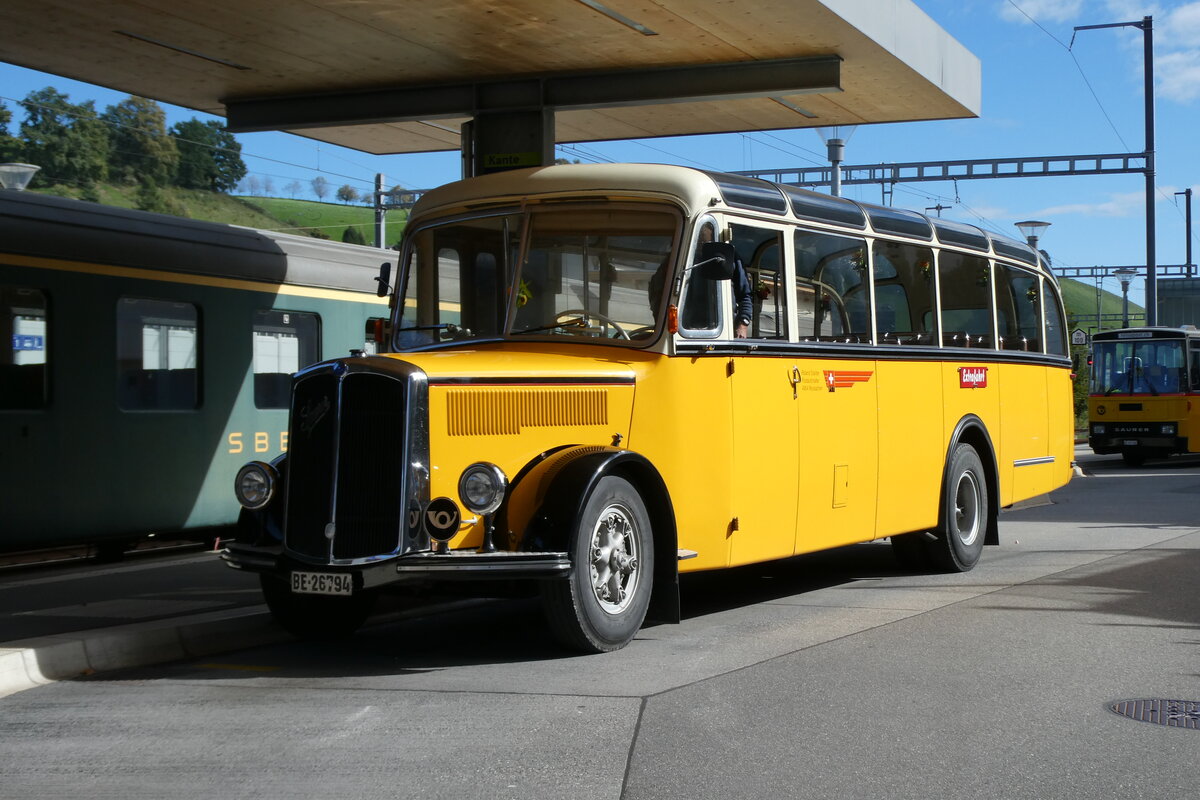 (280'962) - Stalder, Wyssachen - BE 26'794 - Saurer/R&J (ex Loosli, Wyssachen) am 4. Oktober 2025 beim Bahnhof Huttwil
