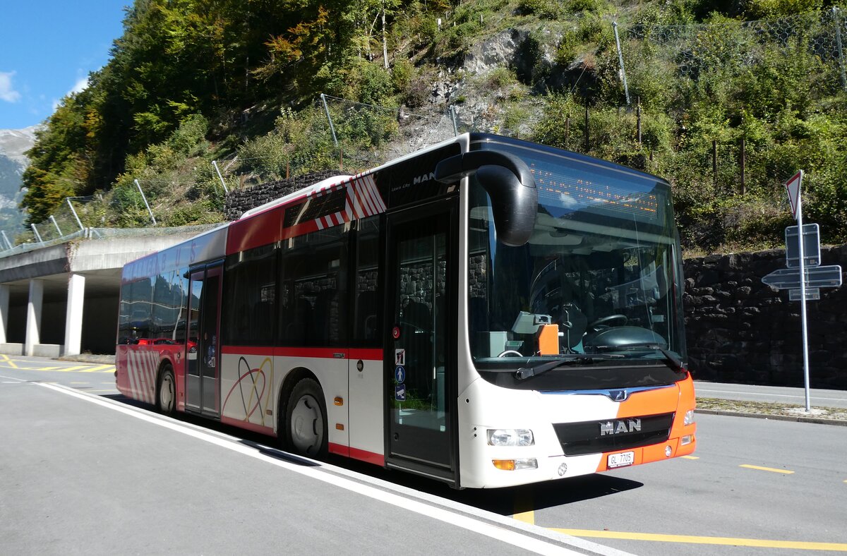 (281'064) - AS Engi - Nr. 5/GL 7705 - MAN am 7. Oktober 2025 beim Bahnhof Schwanden