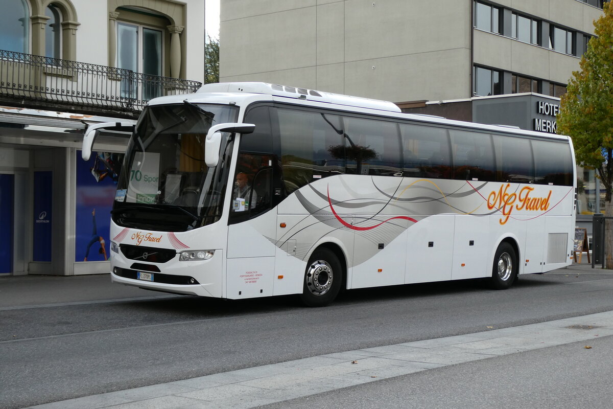 (281'085) - Aus Italien: NG Travel, Venezia - FL-270 PL - Volvo am 9. Oktober 2025 beim Bahnhof Interlaken Ost