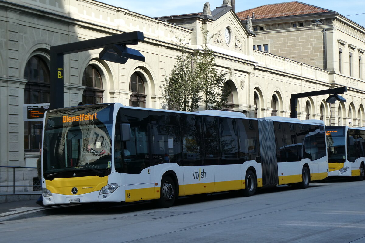 (281'102) - VBSH Schaffhausen - Nr. 16/SH 38'016 - Mercedes am 10. Oktober 2025 beim Bahnhof Schaffhausen