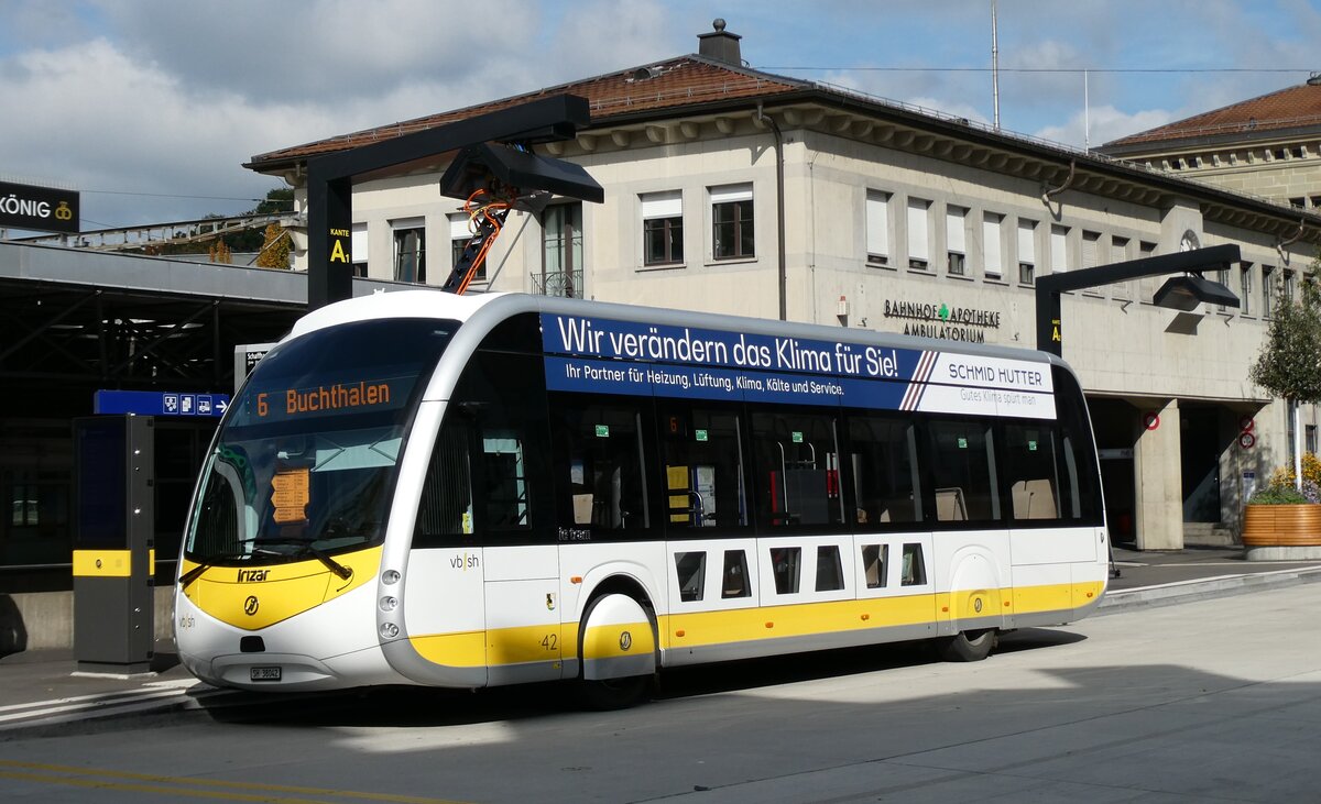 (281'137) - VBSH Schaffhausen - Nr. 42/SH 38'042 - eIrizar am 10. Oktober 2025 beim Bahnhof Schaffhausen