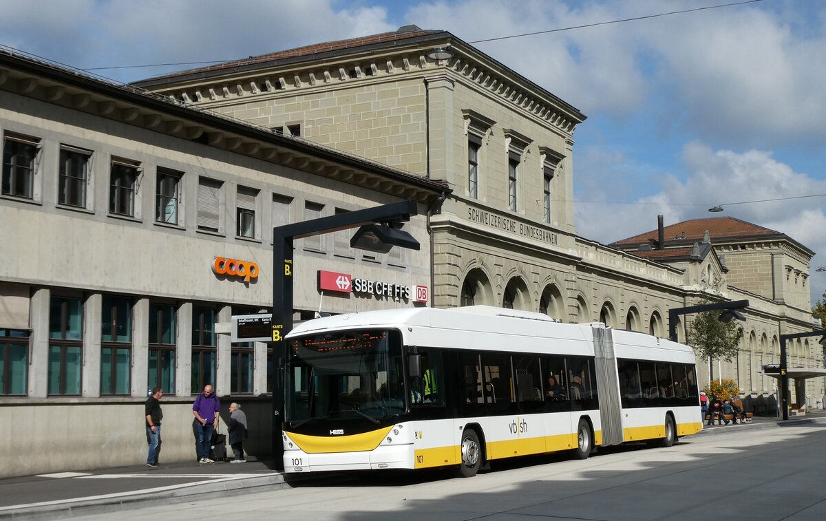 (281'138) - VBSH Schaffhausen - Nr. 101 - Hess/Hess Gelenktrolleybus am 10. Oktober 2025 beim Bahnhof Schaffhausen