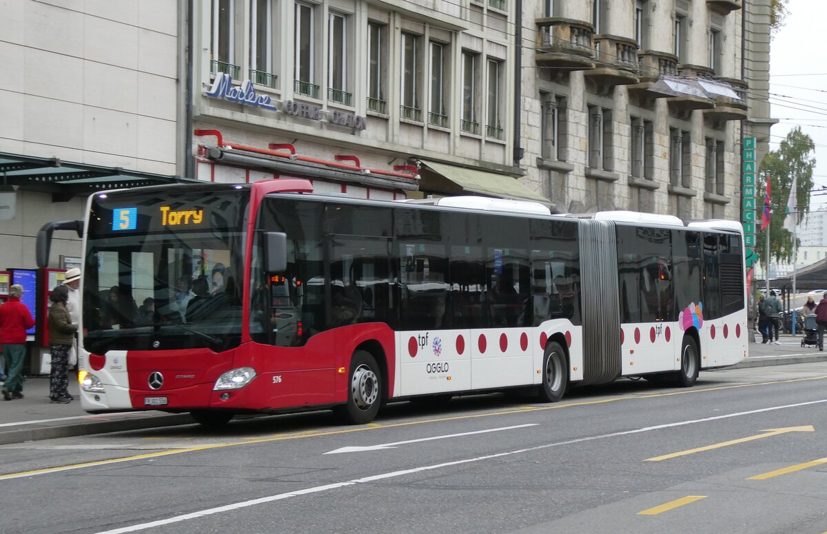 (281'198) - TPF Fribourg - Nr. 576/FR 301'556 - Mercedes am 11. Oktober 2025 beim Bahnhof Fribourg