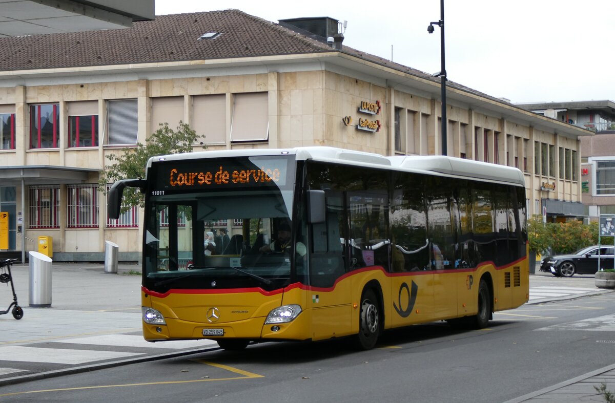 (281'266) - CarPostal Ouest - VD 259'045/PID 11'011 - Mercedes am 11. Oktober 2025 beim Bahnhof Yverdon