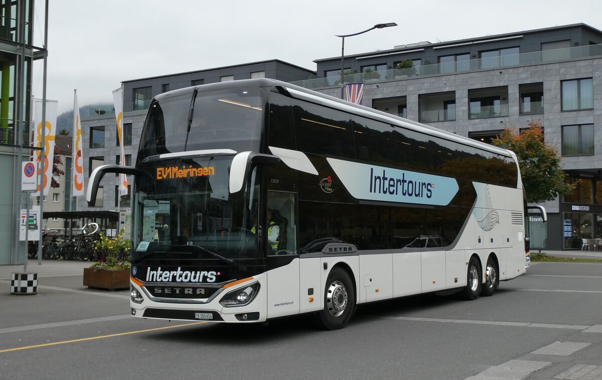 (281'500) - Intertours, Domdidier - FR 300'654 - Setra am 14. Oktober 2025 beim Bahnhof Interlaken Ost