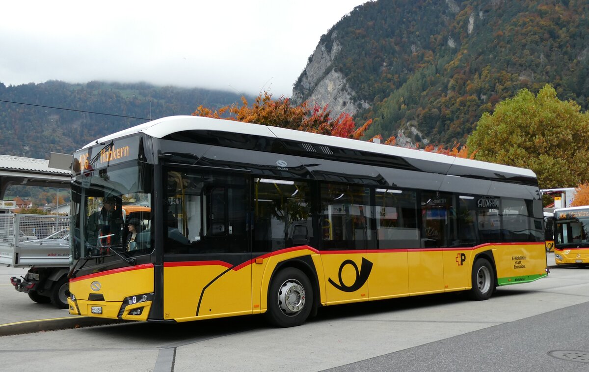 (281'517) - PostAuto Bern - BE 610'544/PID 12'279 - eSolaris am 14. Oktober 2025 beim Bahnhof Interlaken West