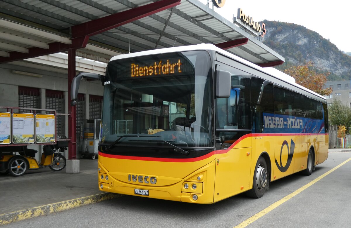 (281'524) - Flck, Brienz - Nr. 27/BE 868'727/PID 11'669 - Iveco am 16. Oktober 2025 in Meiringen, Postautostation