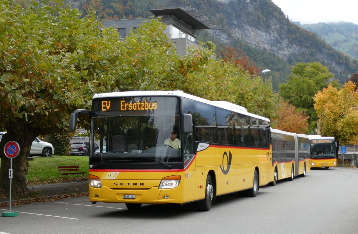 (281'532) - PostAuto Bern - Nr. 73/BE 171'453/PID 5624 - Setra (ex AVG Meiringen Nr. 73) am 16. Oktober 2025 beim Bahnhof Meiringen