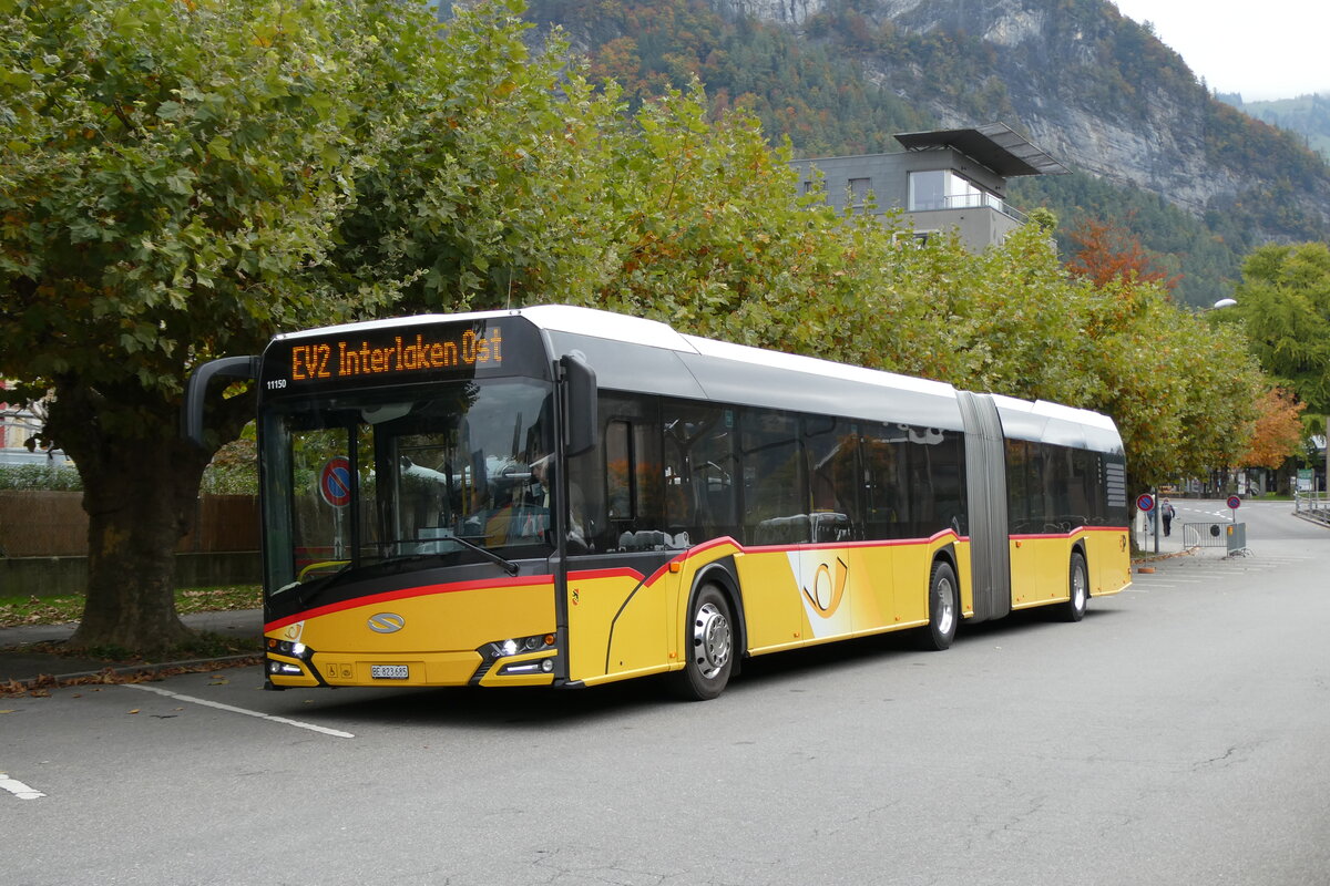 (281'534) - PostAuto Bern - Nr. 11'150/BE 823'685/PID 11'150 - Solaris (ex Nr. 685) am 16. Oktober 2025 beim Bahnhof Meiringen