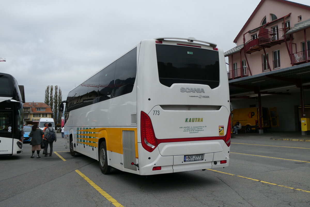 (281'542) - Aus Litauen: Juozapaviciaus, Kaunas - Nr. 773/NY J773 - Scania/Higer am 16. Oktober 2025 beim Bahnhof Meiringen