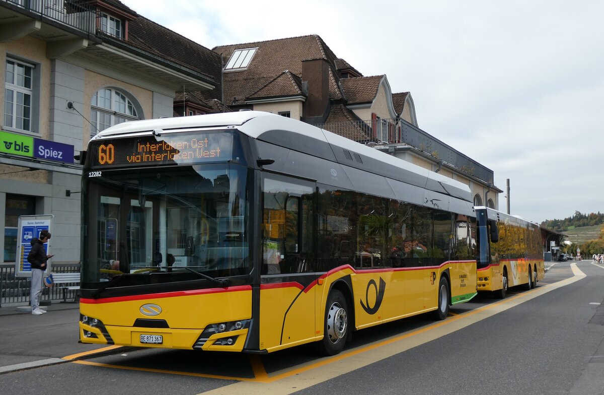 (281'568) - PostAuto Bern - BE 871'367/PID 12'282 - eSolaris am 16. Oktober 2025 beim Bahnhof Spiez