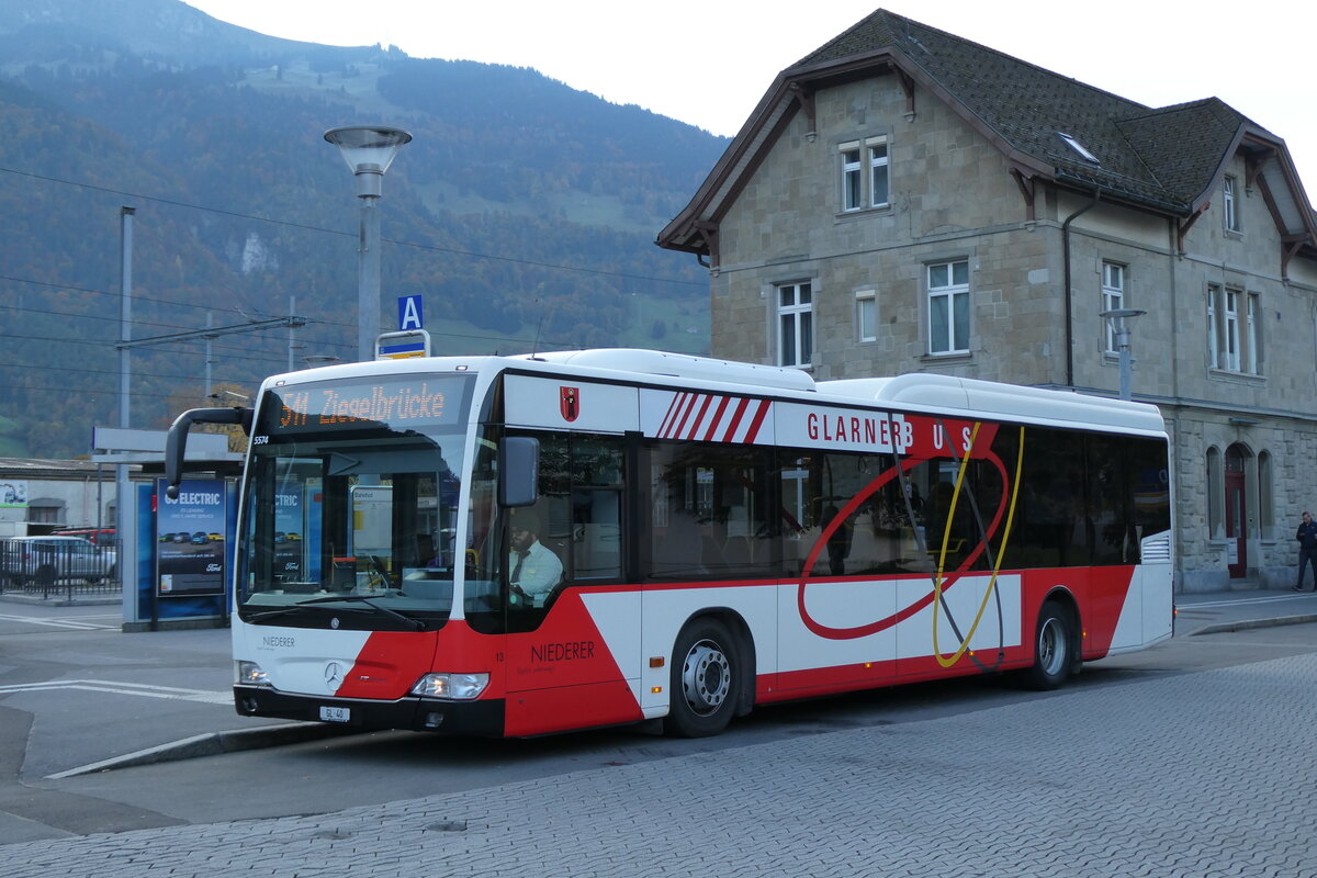 (281'577) - Niederer, Filzbach - Nr. 13/GL 40/PID 5574 - Mercedes am 18. Oktober 2025 beim Bahnhof Nfels-Mollis