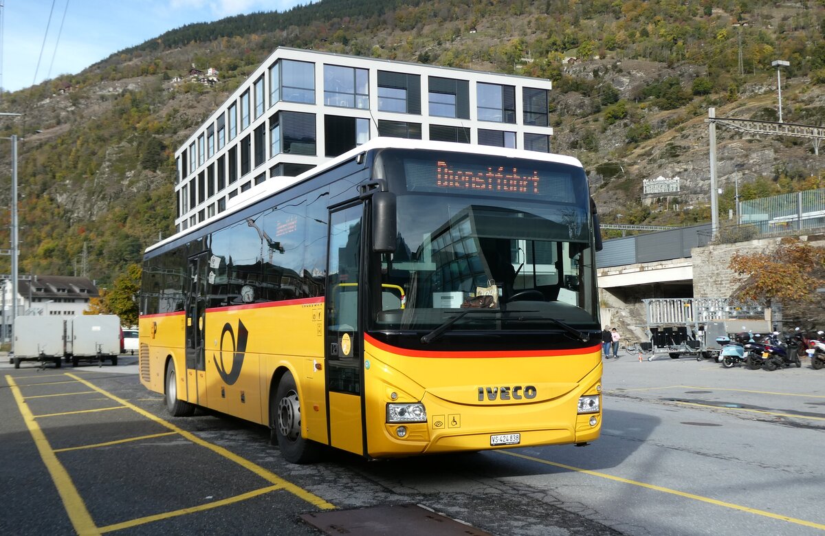 (281'698) - PostAuto Wallis - VS 424'838/PID 10'084 - Iveco am 21. Oktober 2025 beim Bahnhof Brig