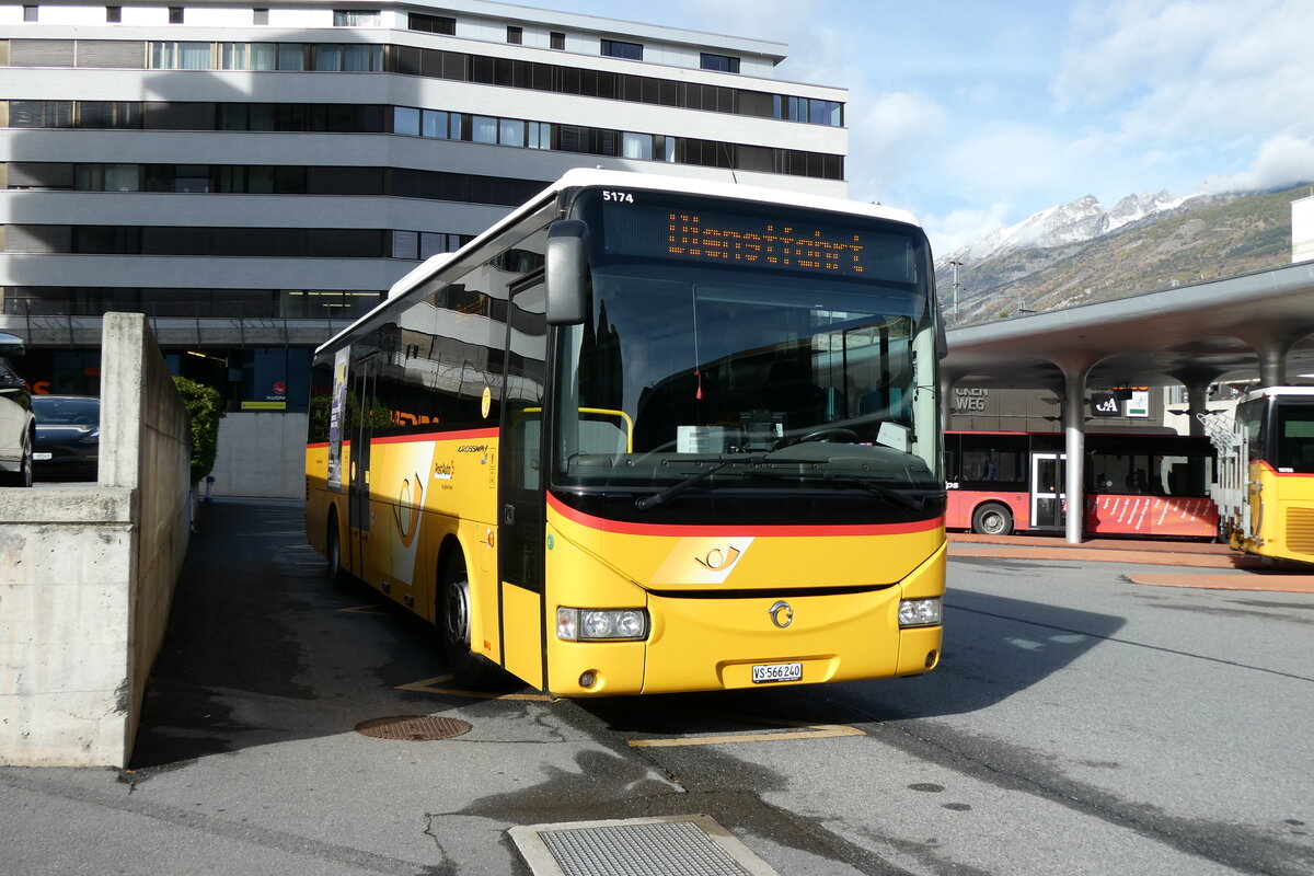 (281'704) - PostAuto Wallis - VS 566'240/PID 5174 - Irisbus (ex BUS-trans, Visp) am 21. OKtober 2025 beim Bahnhof Visp