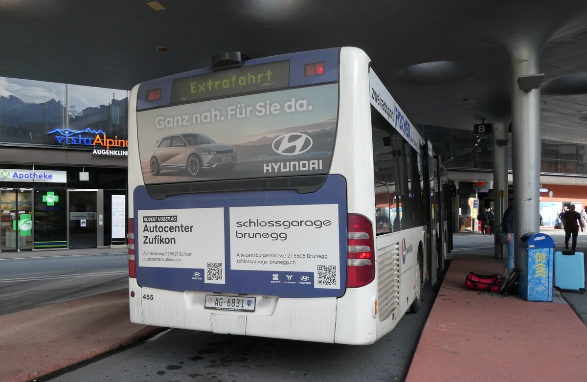 (281'709) - Knecht, Windisch - Nr. 455/AG 6831 - Mercedes am 21. Oktober 2025 beim Bahnhof Visp