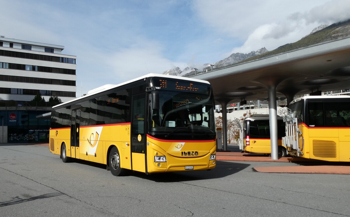 (281'716) - PostAuto Wallis - VS 424'842/PID 10'087 - Iveco am 21. Oktober 2025 beim Bahnhof Visp