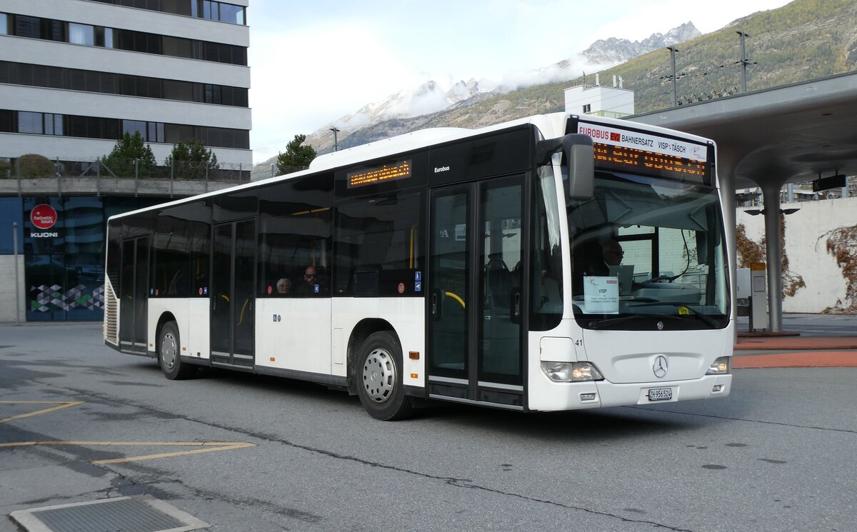 (281'719) - Welti-Furrer, Bassersdorf - Nr. 41/ZH 956'524 - Mercedes am 21. Oktober 2025 beim Bahnhof Visp
