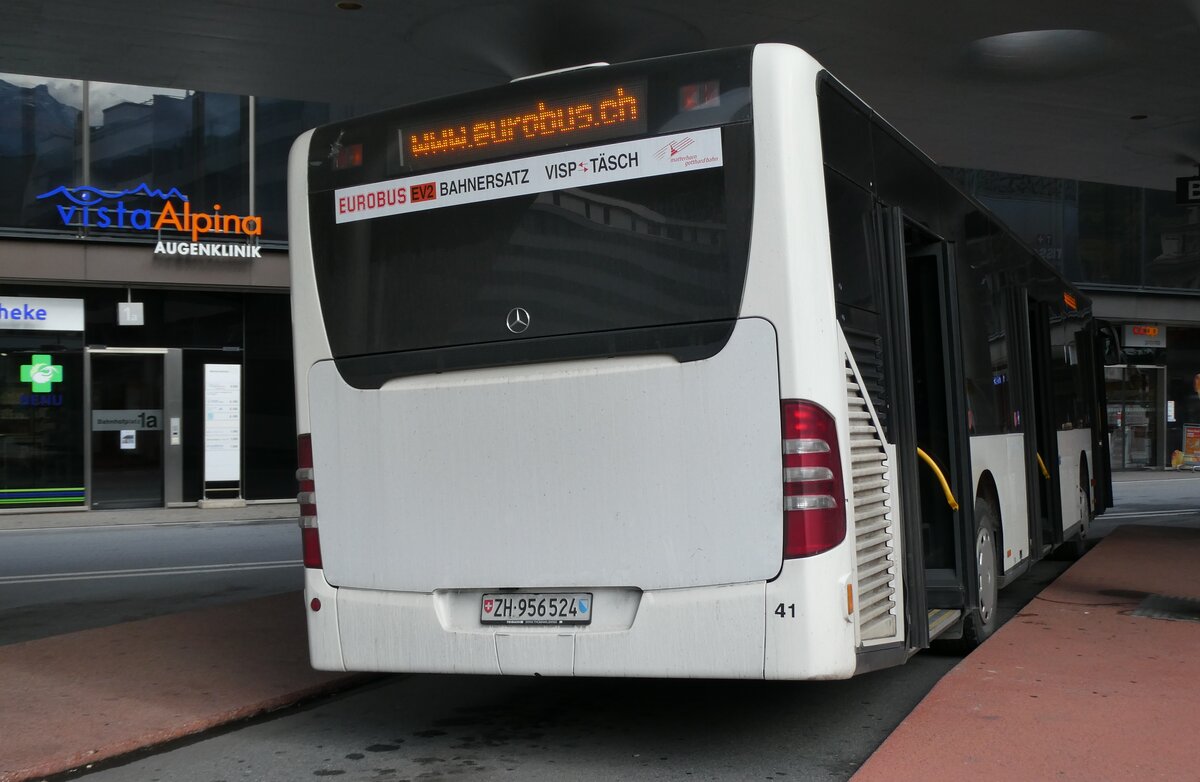 (281'720) - Welti-Furrer, Bassersdorf - Nr. 41/ZH 956'524 - Mercedes am 21. Oktober 2025 beim Bahnhof Visp