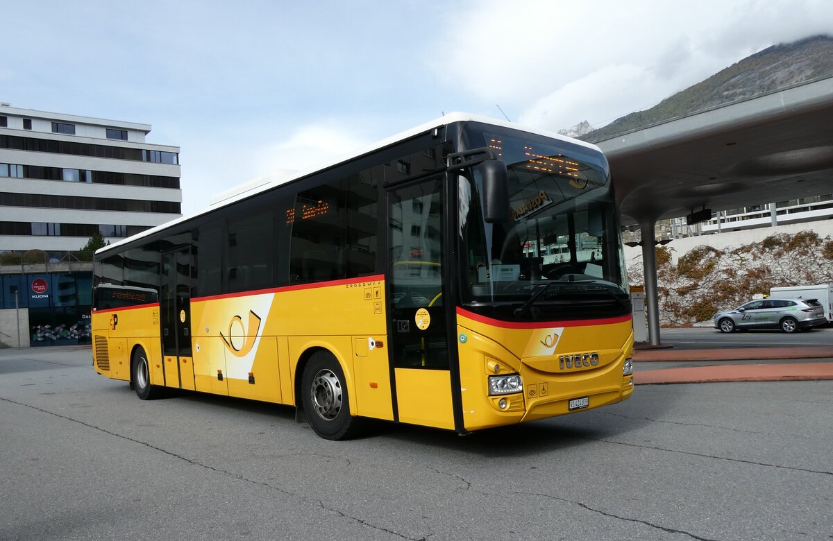 (281'723) - PostAuto Wallis - VS 424'839/PID 10'085 - Iveco am 21. Oktober 2025 beim Bahnhof Visp